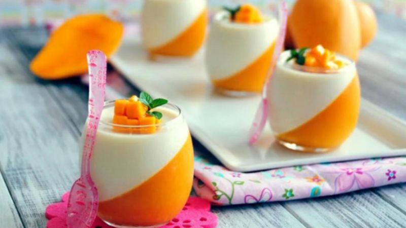 Cách Làm Pana Cotta Thơm Ngon Chuẩn Ý Tại Nhà 2 Có thể thêm trái cây để cho món ăn thêm phần thú vị