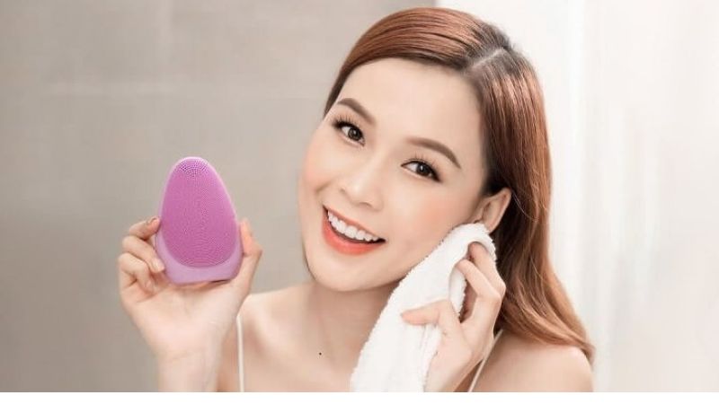Máy Rửa Mặt: Giải Pháp Hiện Đại Cho Làn Da Sạch Mịn 1 Máy rửa mặt giúp Làm Sạch Da Sâu Hơn So Với Rửa Tay Thông Thường