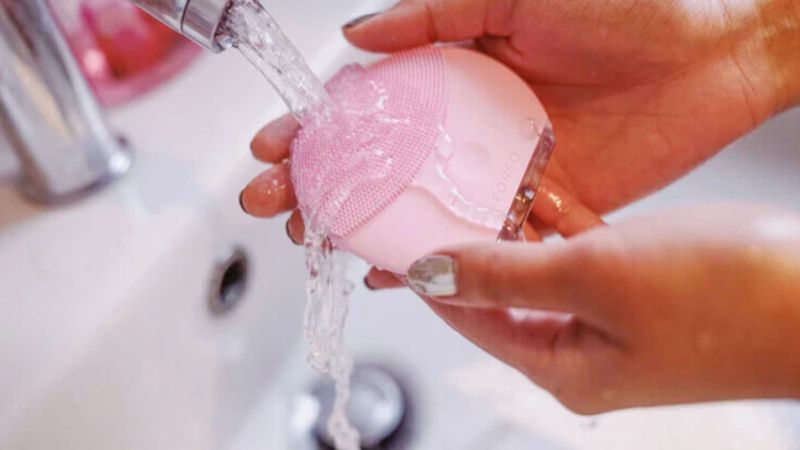 Máy Rửa Mặt: Giải Pháp Hiện Đại Cho Làn Da Sạch Mịn 3 Nên thường xuyên vệ sinh máy rửa mặt