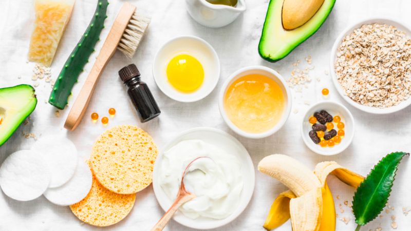 Cách chăm sóc tóc gãy rụng hiệu quả ngay tại nhà 5 Dùng mặt nạ tóc tự nhiên để chăm sóc tóc gãy rụng