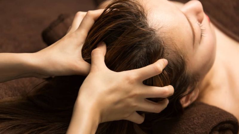 Cách chăm sóc tóc gãy rụng hiệu quả ngay tại nhà 4 Massage da đầu thường xuyên giúp cải thiện tình trạng tóc gãy rụng